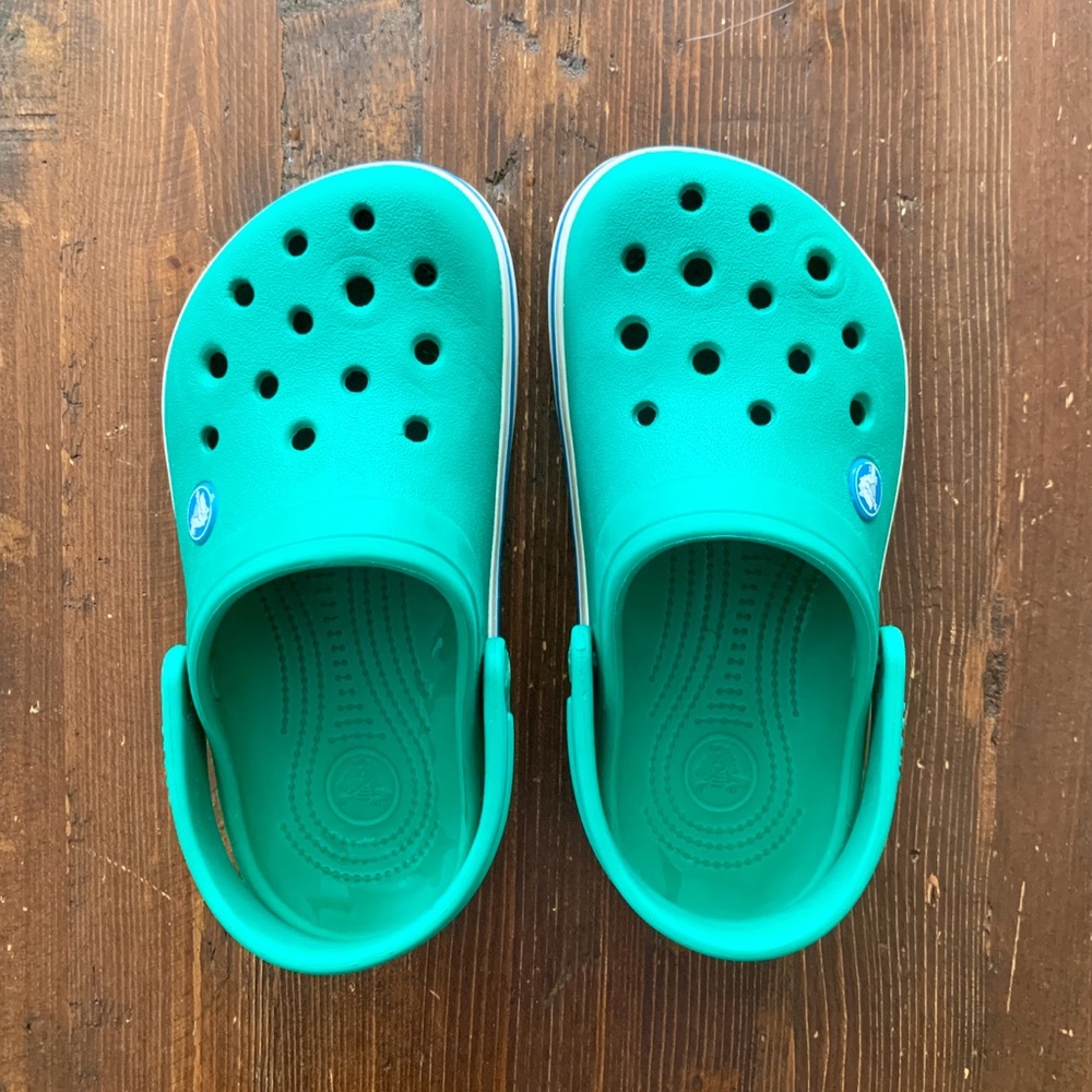 CROCS Off Court , green,  Size J 1 (little kid) used condition. Lots of life .